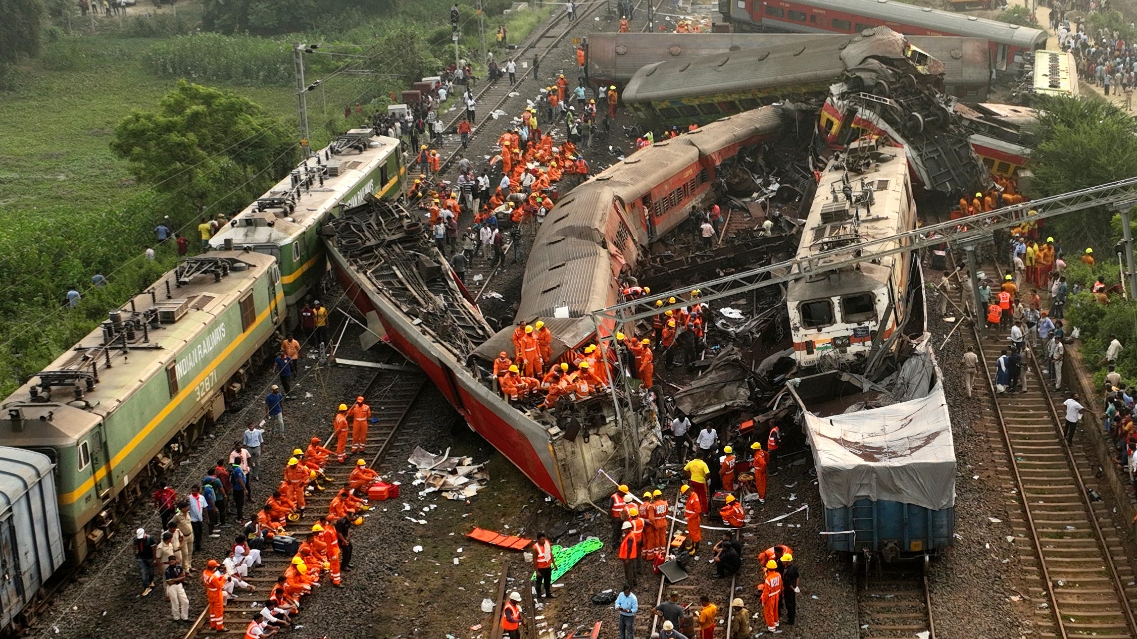 55a87bb5-032f-4c50-bbc6-8b317d10071d-AP_APTOPIX_India_Train_Derailment.jpg